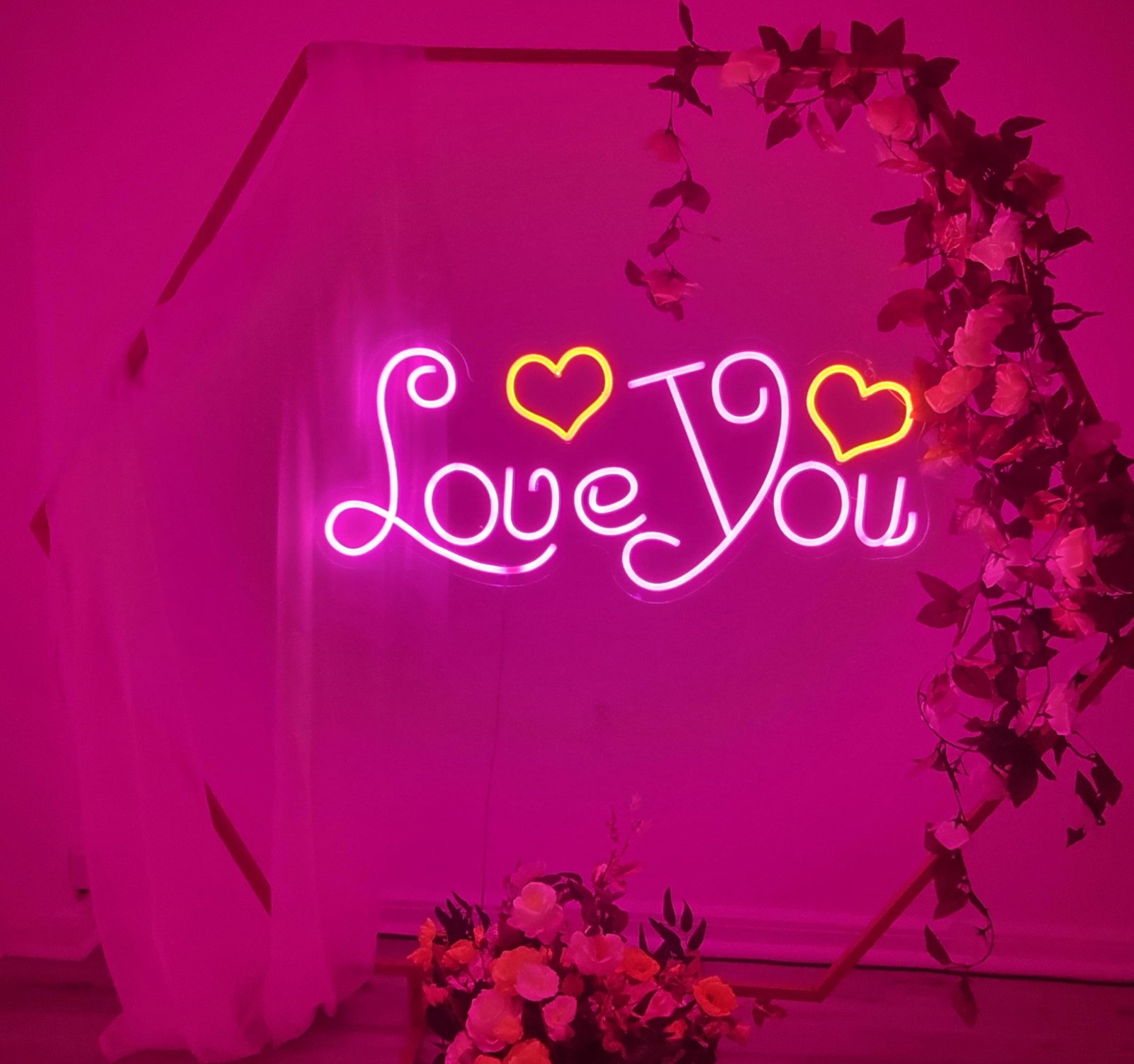 20230521_004203.jpg Traubogen-mit- Love you-Neon.Schild